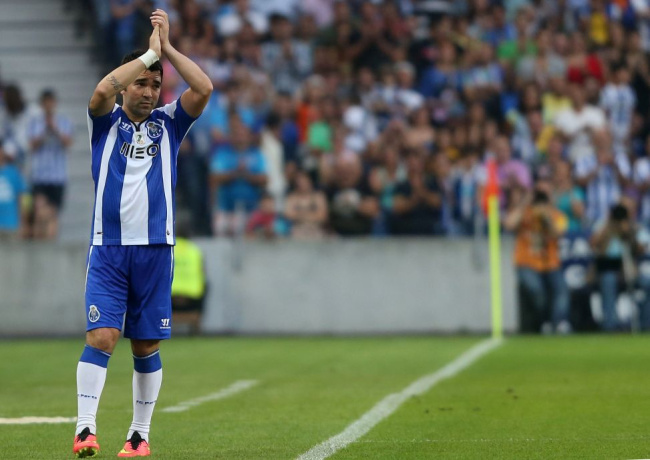 Portugal's midfielder Deco aknowleges th