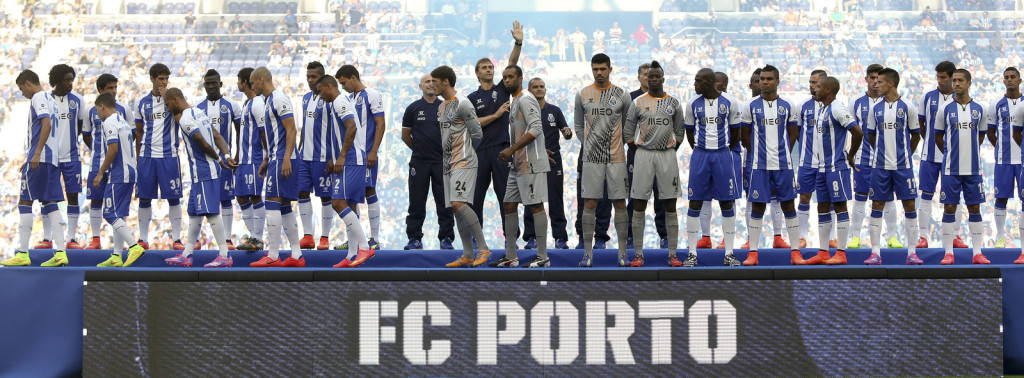 FC Porto's new head coach Spanish Julen Lopetegui (C) waves to the fans during the team´s presentation to the supporters, at Dragao Stadium, in Porto, north of Portugal, 27 July 2014. ESTELA SILVA/LUSA