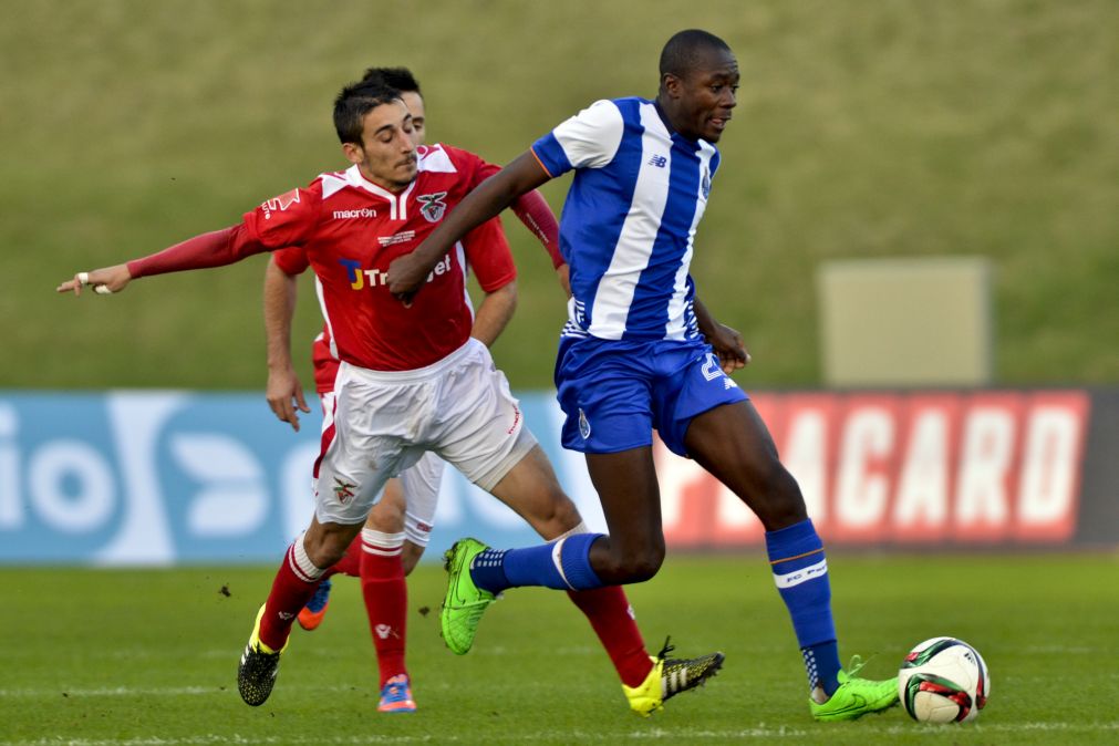 Angrense's player Miguel Oliveira (L) vies for the ball against FC Porto player Martins Indi (R) during their Portugal's Cup fourth round between Angrense and FC Porto held at John Paul II stadium in Angra do Heroismo, Terceira Island, Azores, Portugal, 21 November 2015. EDUARDO COSTA/LUSA